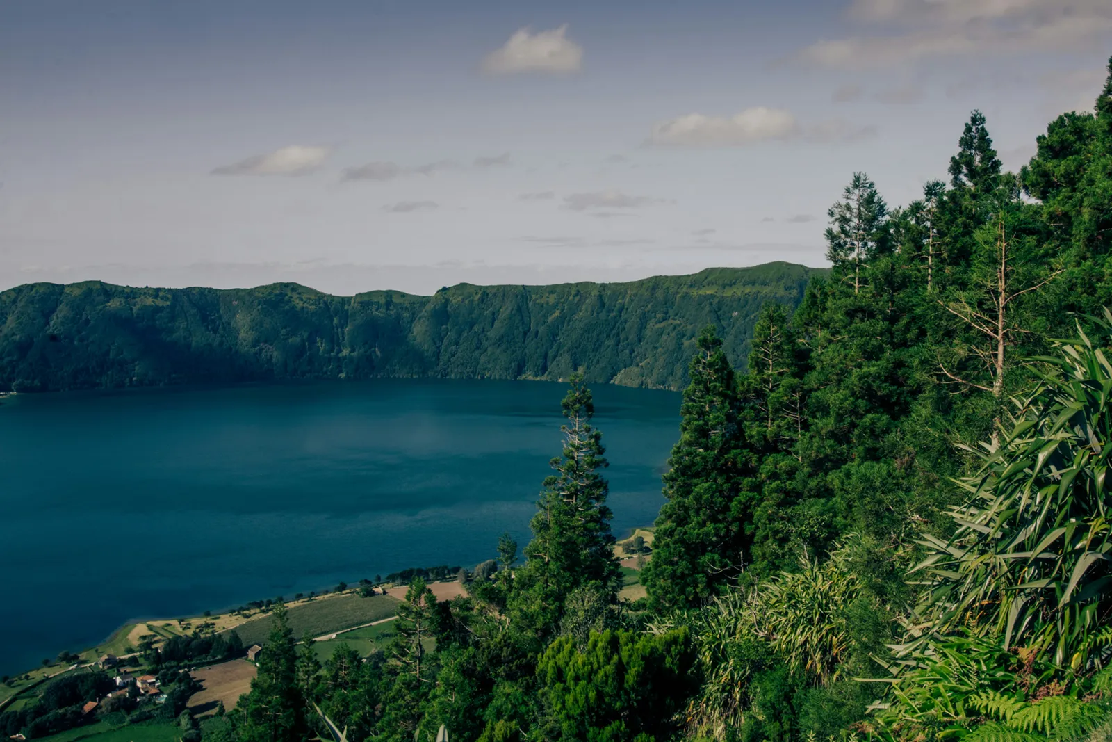 セテ・シダーデス湖｜神秘的な火山湖の絶景